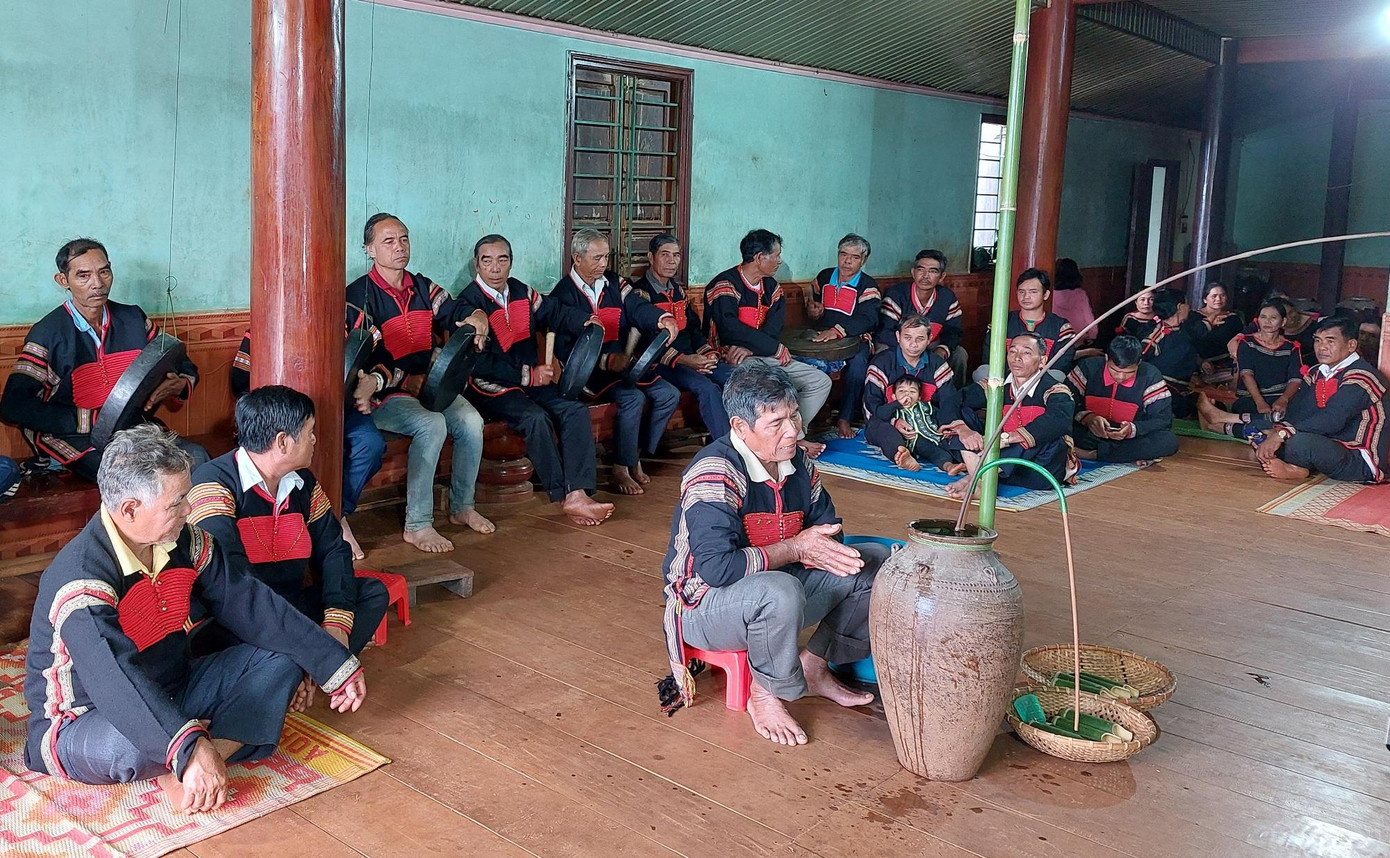 Thầy cúng thực hiện nghi lễ cúng