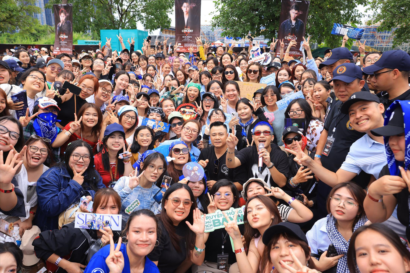 NSND Tự Long và Cường Seven trong vòng vây hâm mộ. Ảnh: BTC