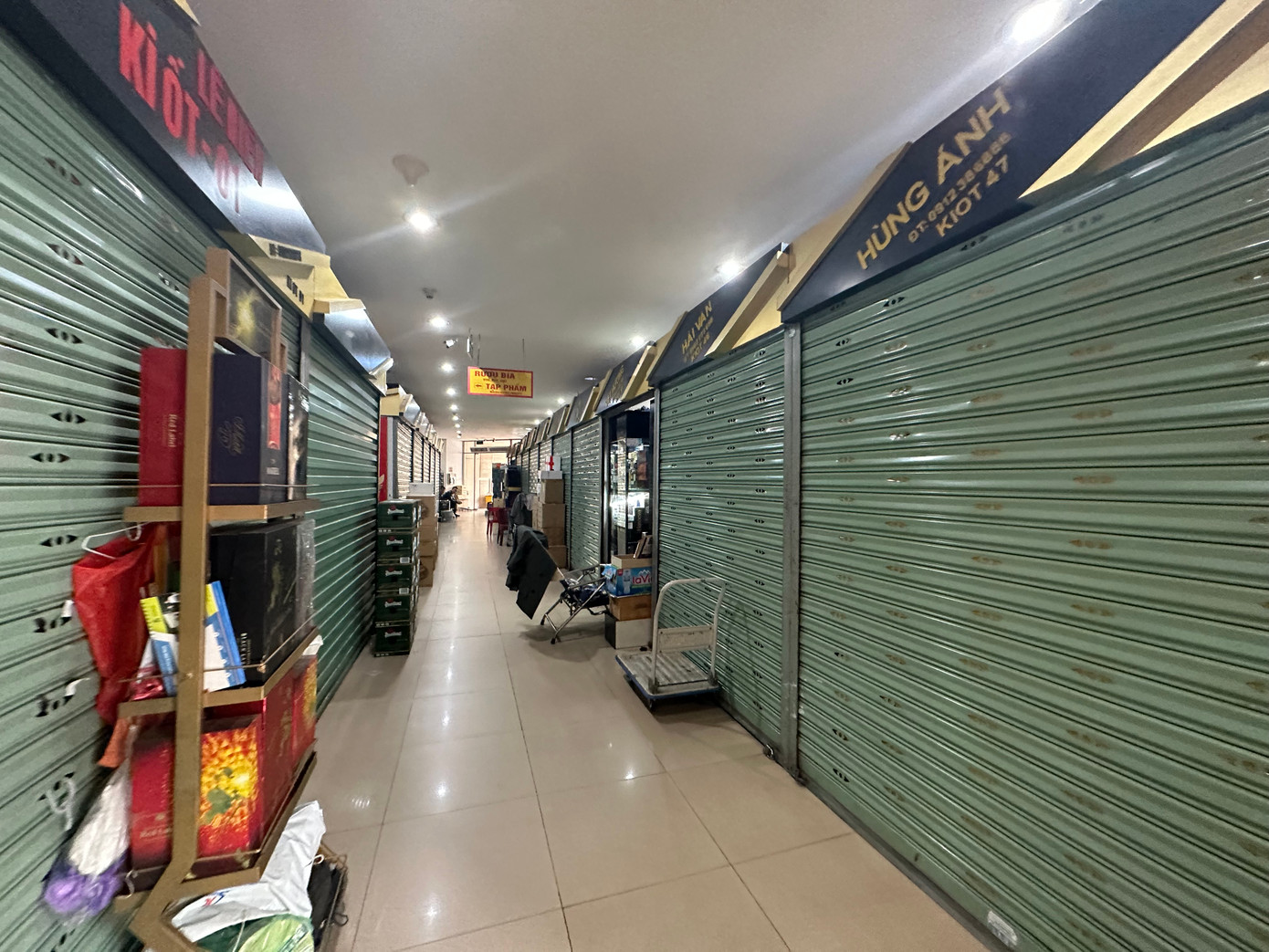 Ki ốt chợ truyền thống đóng cửa im lìm, vì vắng khách Ảnh: V.Linh