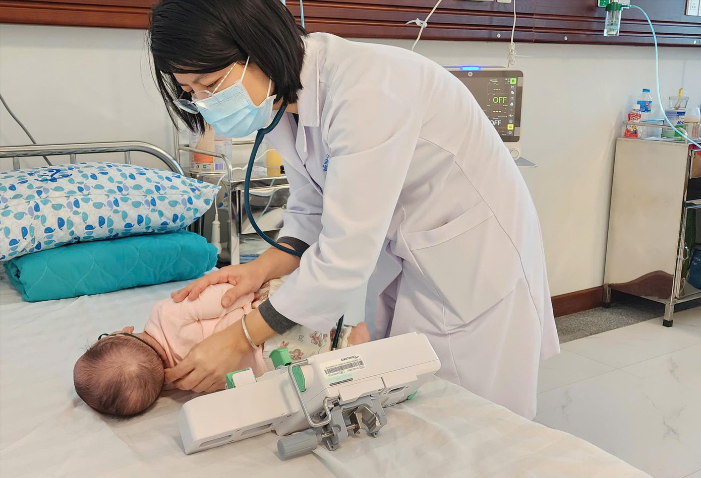 Một bệnh nhân sởi được điều trị tại Bệnh viện Nhi Hà Nội Một bệnh nhân sởi được điều trị tại Bệnh viện Nhi Hà Nội