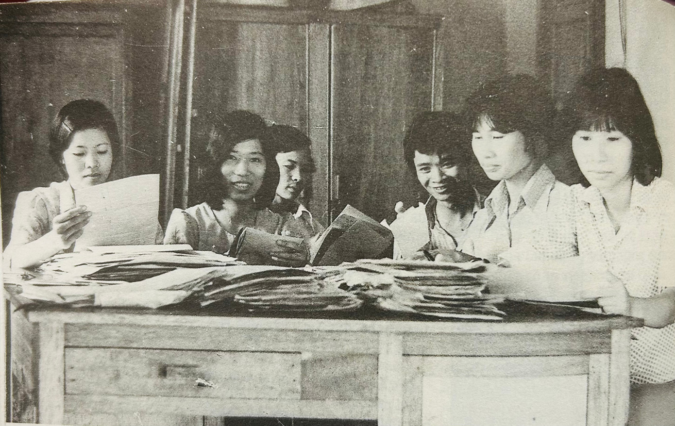 Nhóm cán bộ báo Tiền Phong với các tác phẩm dự một cuộc thi tìm hiểu trên báo Tiền Phong.