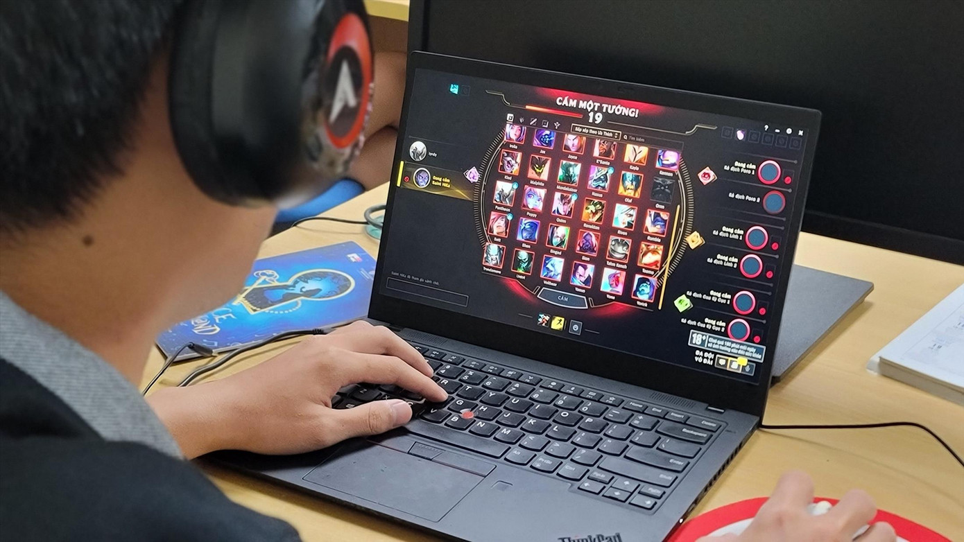 Ngày càng nhiều thanh thiếu niên nghiện game online. Ảnh: Hoàng Mạnh Thắng Ngày càng nhiều thanh thiếu niên nghiện game online. Ảnh: Hoàng Mạnh Thắng