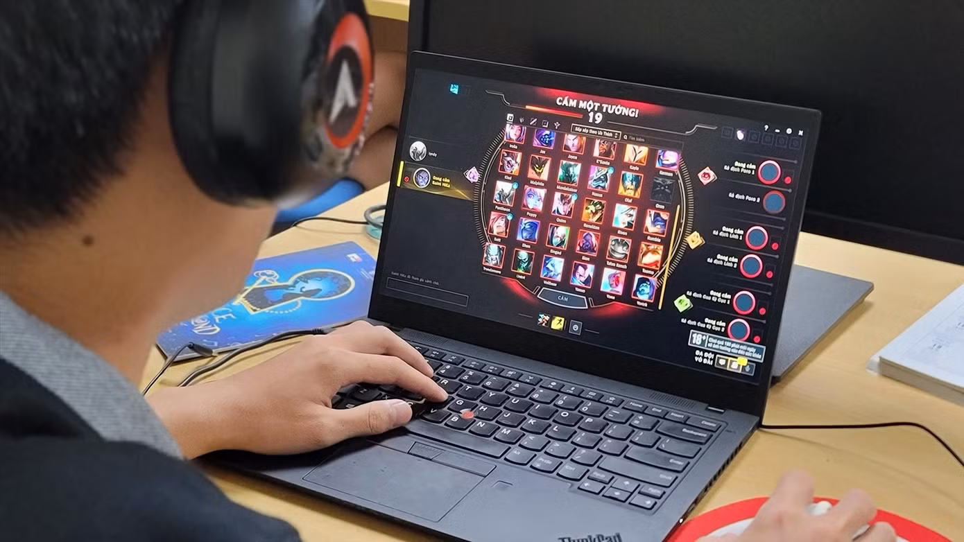 Ngày càng nhiều thanh thiếu niên nghiện game online. Ảnh: Hoàng Mạnh Thắng