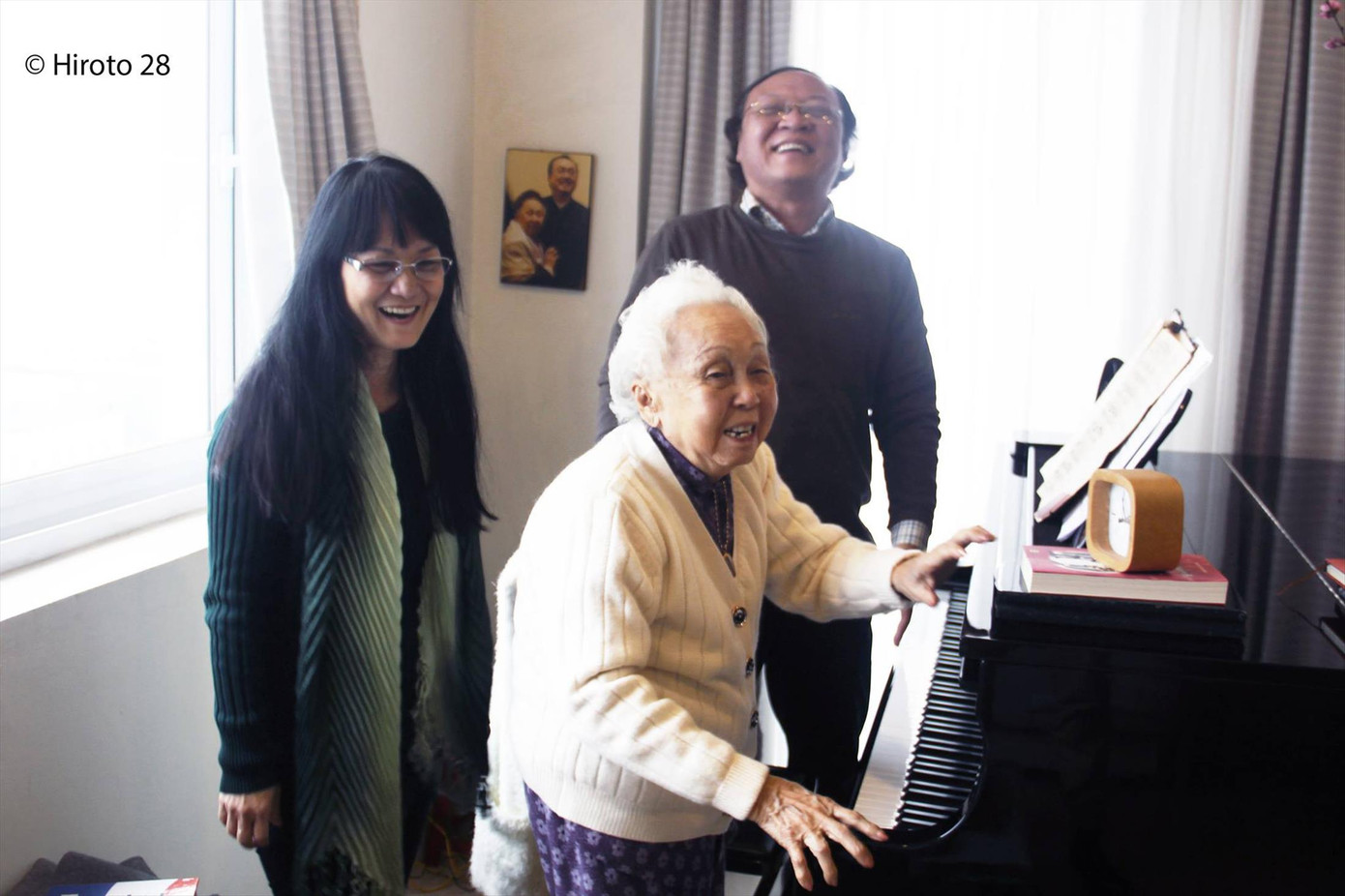 NSND Phạm Ngọc Khôi cùng nhà phê bình Nguyễn Thị Minh Châu thăm bà Thái Thị Liên tháng 1/2018. Ảnh: Phương Vũ