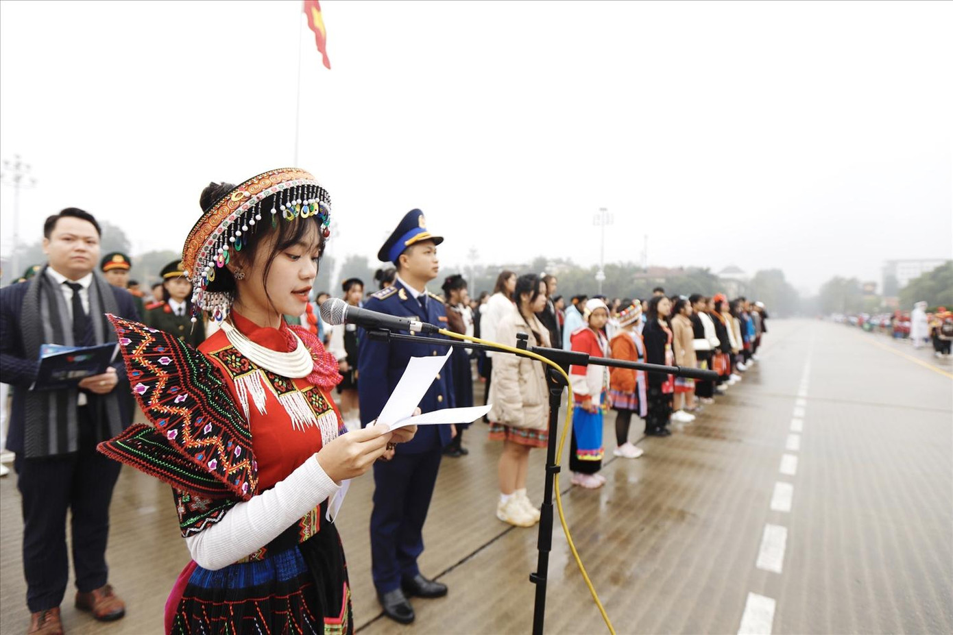 Em Dương Thu Trang, dân tộc Mông, tỉnh Hà Giang, đạt giải Nhất môn Robot và máy thông minh trong kỳ thi khoa học - kỹ thuật cấp quốc gia thay mặt Đoàn HSSV-TN DTTS xuất sắc, tiêu biểu 2022 báo công lên Bác Em Dương Thu Trang, dân tộc Mông, tỉnh Hà Giang, đạt giải Nhất môn Robot và máy thông minh trong kỳ thi khoa học - kỹ thuật cấp quốc gia thay mặt Đoàn HSSV-TN DTTS xuất sắc, tiêu biểu 2022 báo công lên Bác