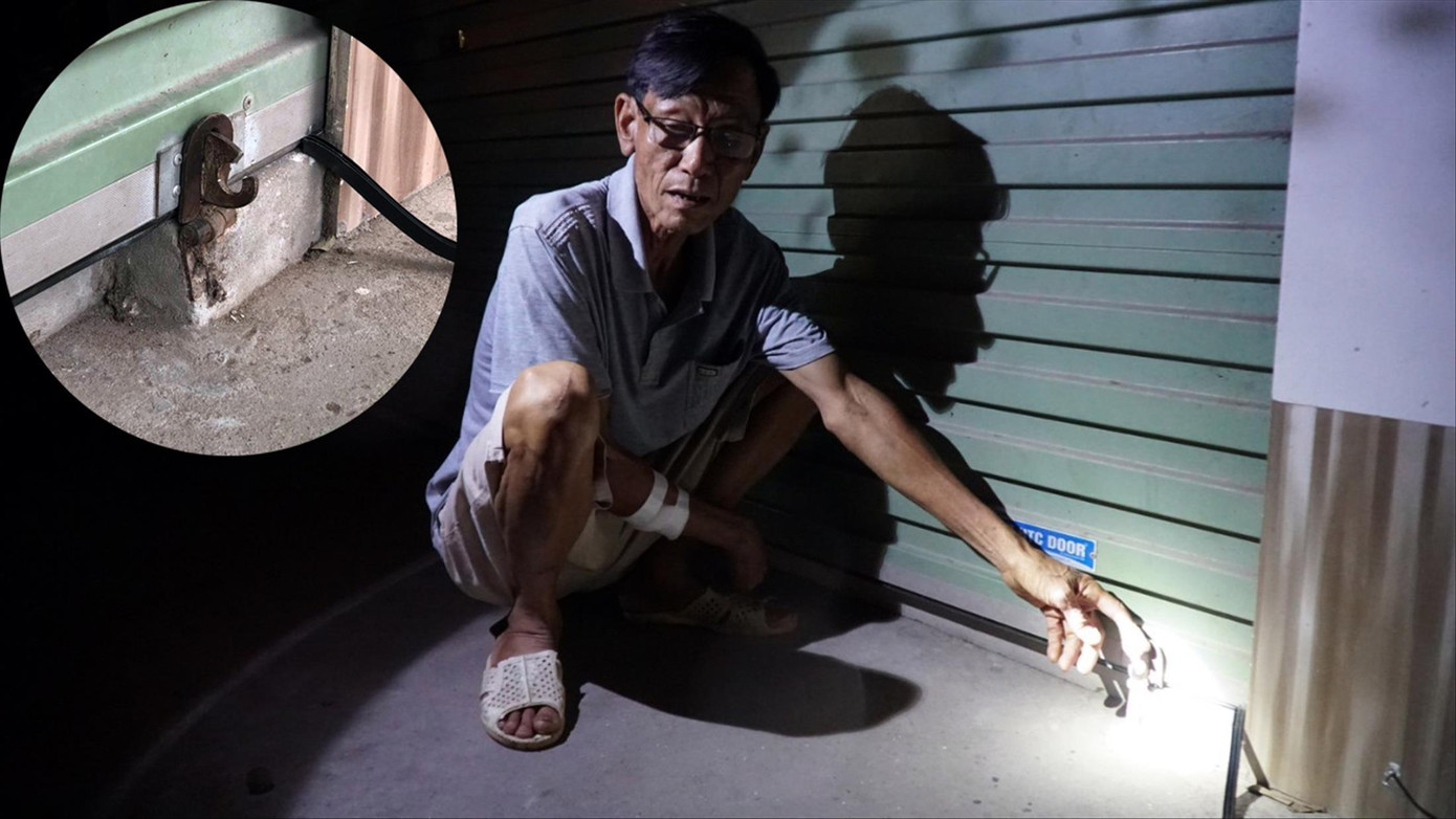 Ông Thược chỉ nơi cắt khóa cửa vào tìm kiếm Ảnh: P.V