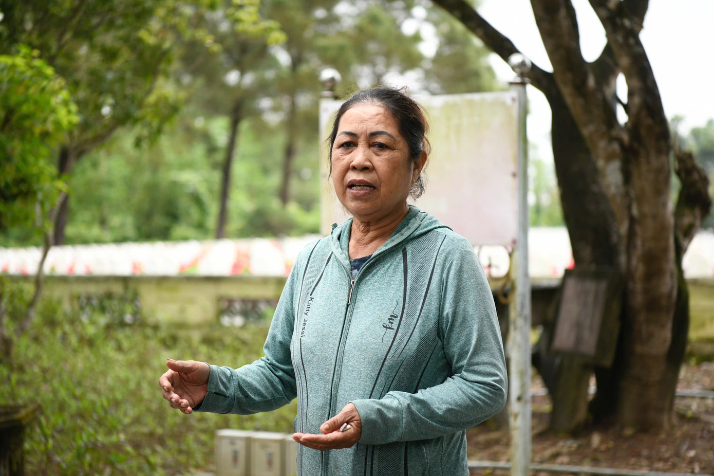 Cô Hồng quản trang, cựu thanh niên xung phong Binh đoàn Trường Sơn. Ảnh: Như Ý. Cô Hồng quản trang, cựu thanh niên xung phong Binh đoàn Trường Sơn. Ảnh: Như Ý.