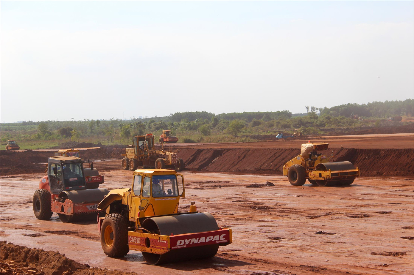 Xe lu đang lu lèn, nén từng lớp đất tạo nên mặt bằng trong dự án sân bay Long Thành