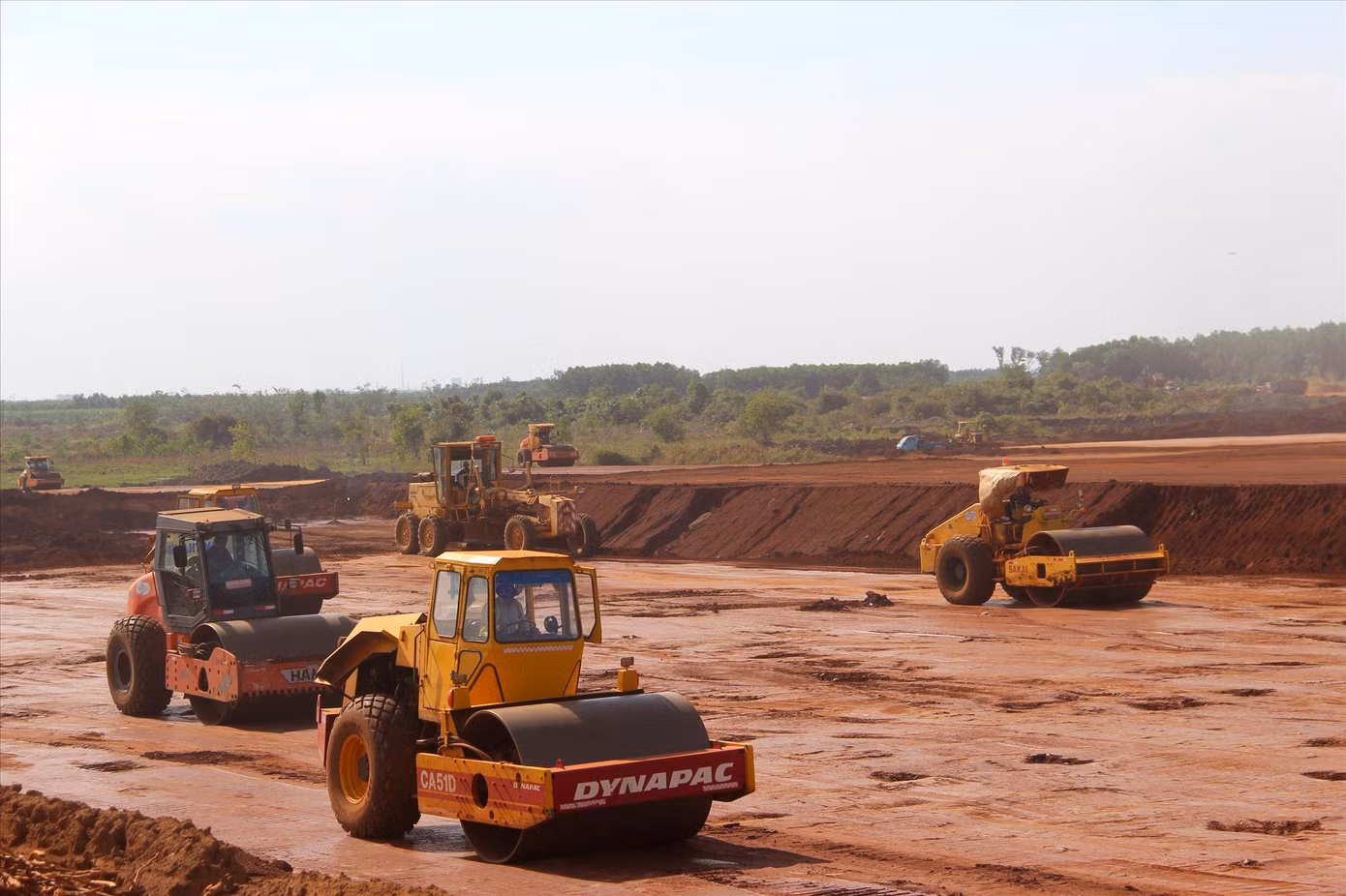 Xe lu đang lu lèn, nén từng lớp đất tạo nên mặt bằng trong dự án sân bay Long Thành
