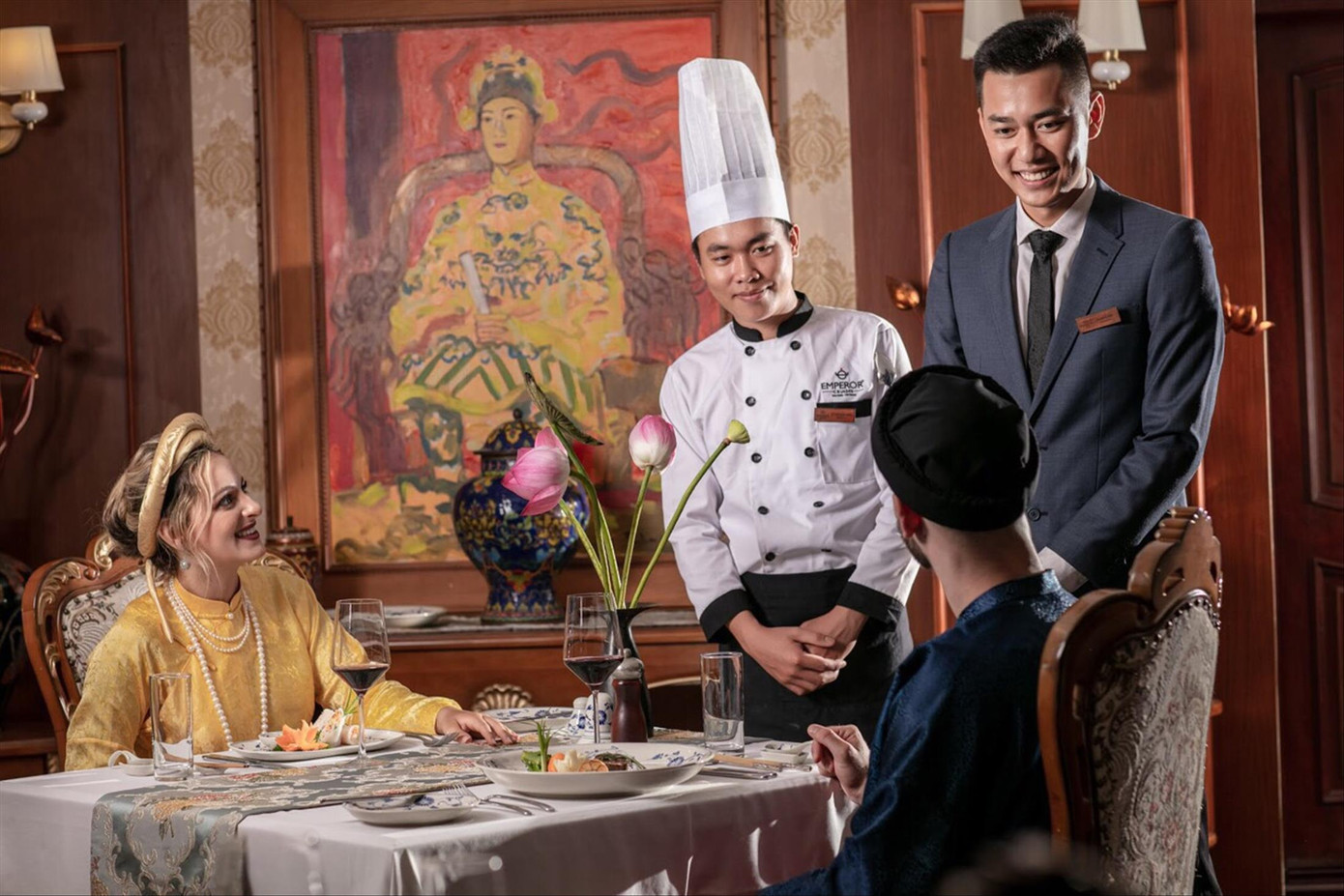 Tua khám phá văn hoá Việt trên tàu ở Vịnh Hạ Long thu hút du khách quốc tế. Ảnh: PHẠM HÀ