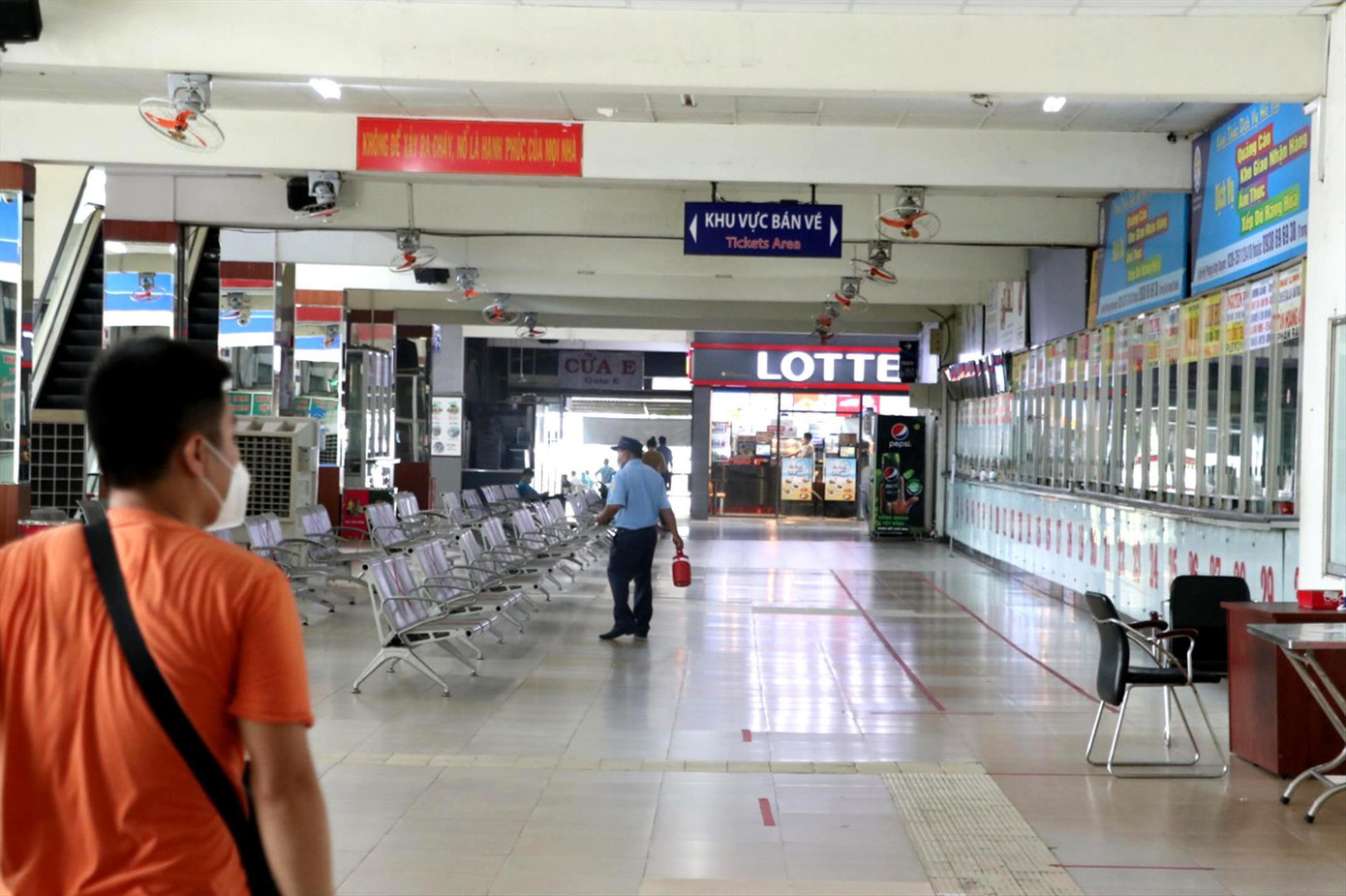 Bến xe vắng hoe dù đã mở bán vé Tết Bến xe vắng hoe dù đã mở bán vé Tết