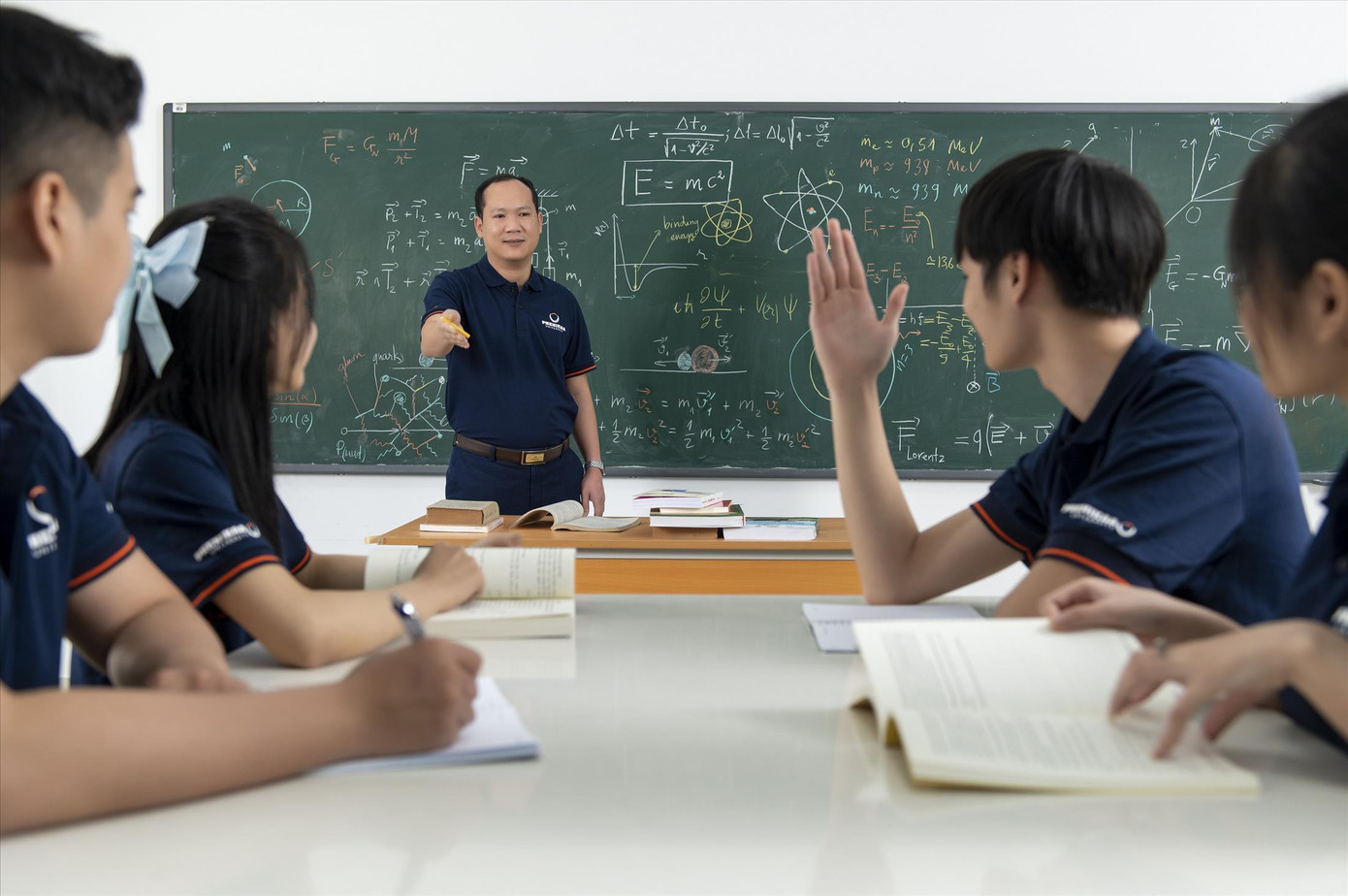 Tân GS Phùng Văn Đồng trong một giờ lên giảng đường. Ảnh: Cẩm Lệ Tân GS Phùng Văn Đồng trong một giờ lên giảng đường. Ảnh: Cẩm Lệ