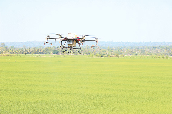 Máy bay không người lái đang vận hành phun thuốc Máy bay không người lái đang vận hành phun thuốc