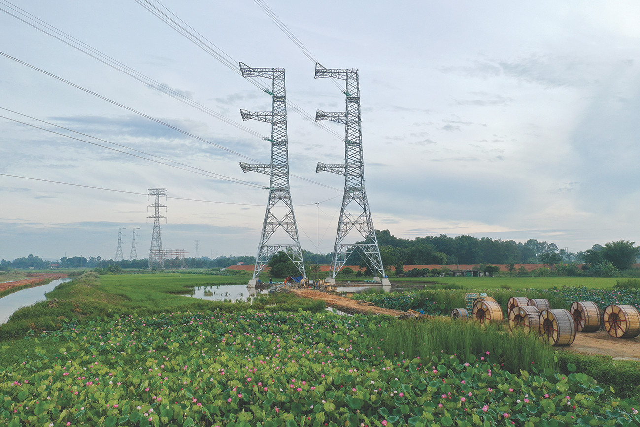 Đường dây 500kV mạch 3 hoàn thành sau hơn 7 tháng đồng loạt thi công Ảnh: Xuân Tiến