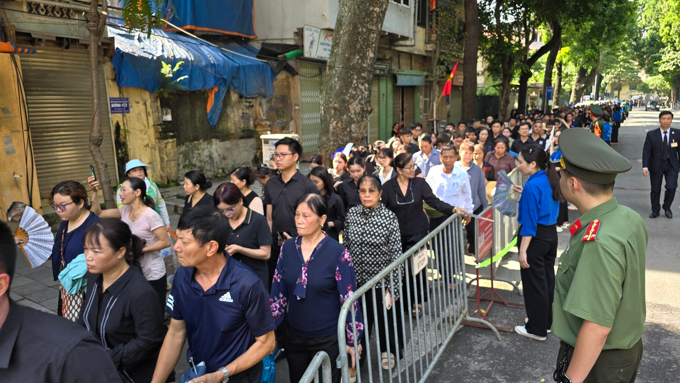 Dòng người xếp hàng vào viếng Tổng Bí thư Nguyễn Phú Trọng sáng 26/7. Ảnh: Mạnh Thắng