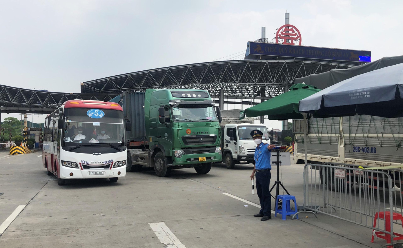 Thanh tra giao thông điều tiết phương tiện qua trạm thu phí ở Hà Nội. Ảnh: Trọng Đảng