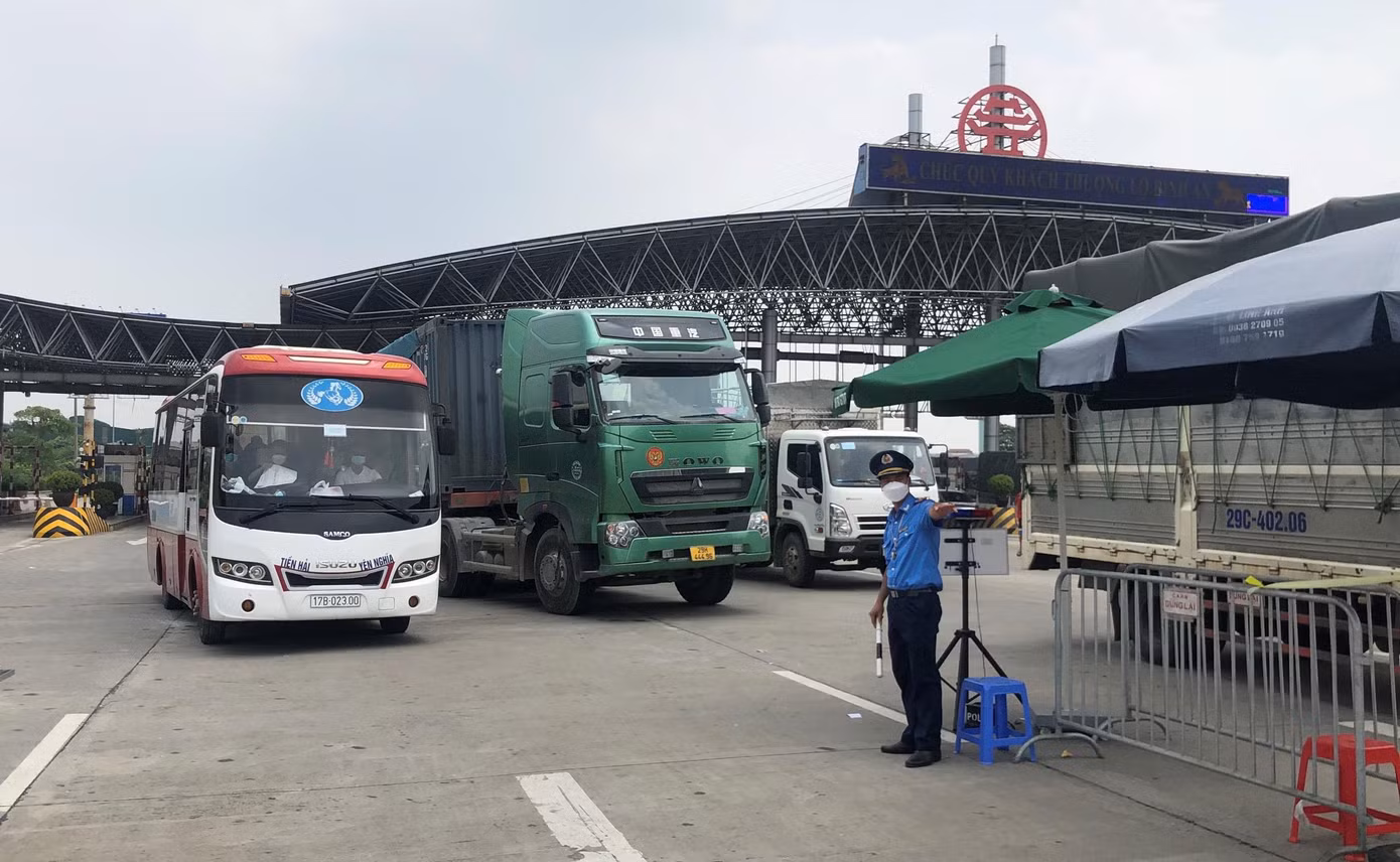 Thanh tra giao thông điều tiết phương tiện qua trạm thu phí ở Hà Nội. Ảnh: Trọng Đảng Thanh tra giao thông điều tiết phương tiện qua trạm thu phí ở Hà Nội. Ảnh: Trọng Đảng