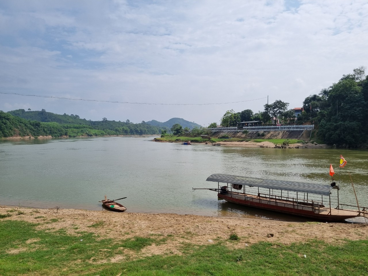 Một đoạn của sông Hồng chảy qua Yên Bái Một đoạn của sông Hồng chảy qua Yên Bái