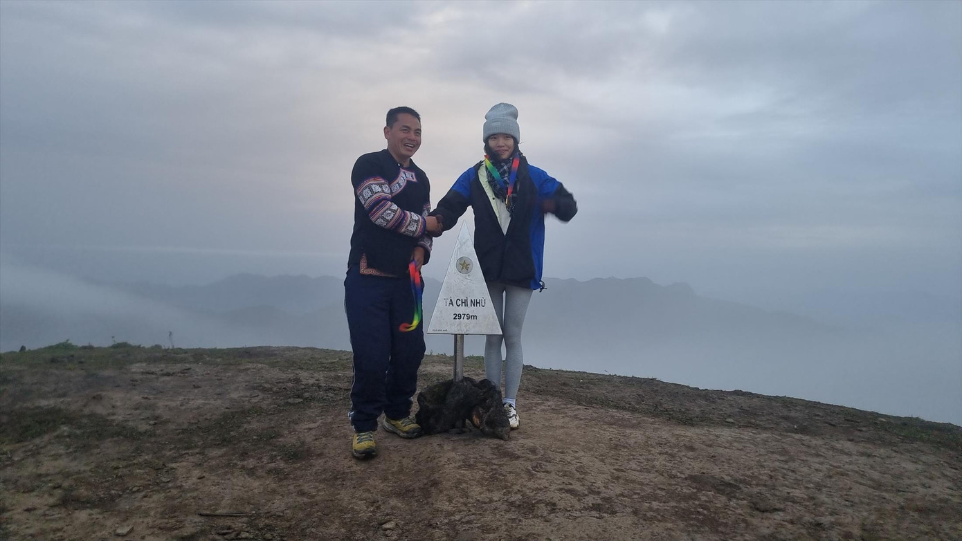 Giàng A Dê dẫn du khách đi tham quan đỉnh Tà Chì Nhù cao gần 3.000m so với mặt nước biển Giàng A Dê dẫn du khách đi tham quan đỉnh Tà Chì Nhù cao gần 3.000m so với mặt nước biển