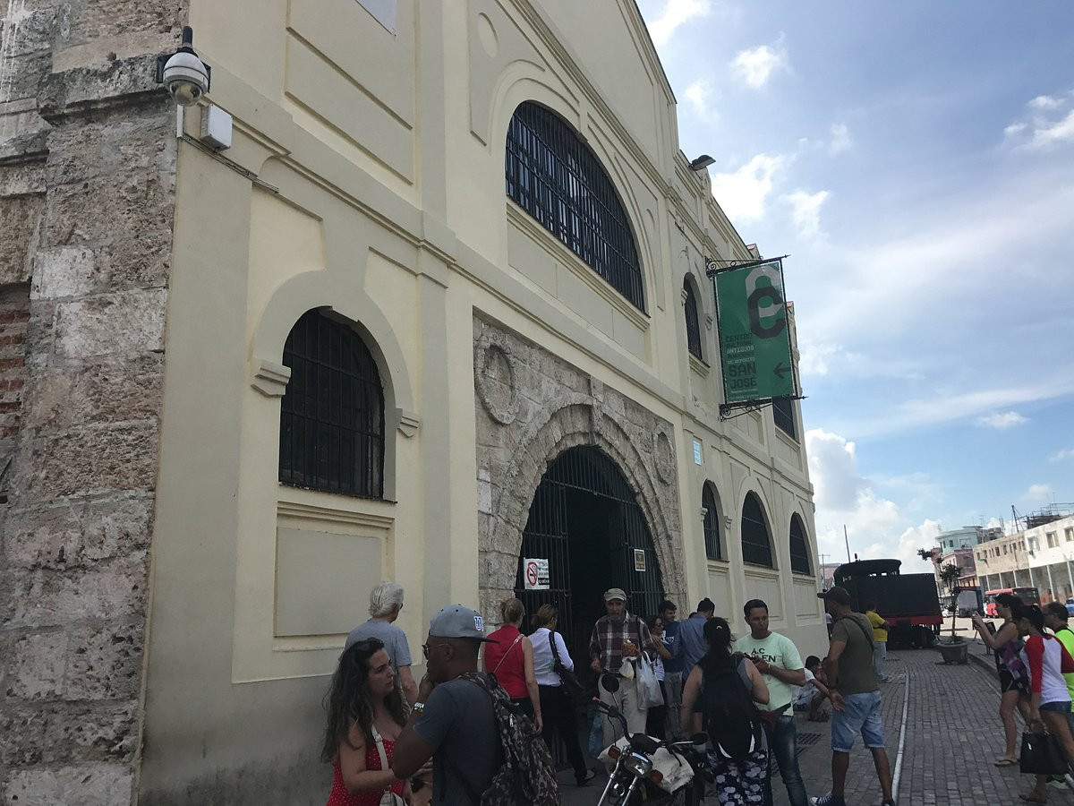 Khách du lịch tập trung ở trước cửa chợ tranh và đồ lưu niệm