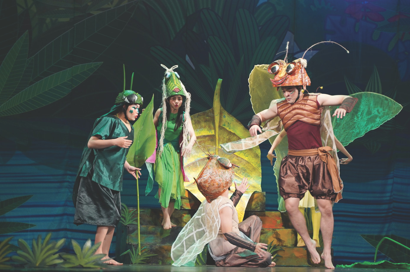 Vở “Dế Mèn” với cách dàn dựng công phu, hiện đại đã thành công thu hút khán giả, khiến sân khấu Lệ Ngọc liên tục sáng đèn trong một thời gian dài Vở “Dế Mèn” với cách dàn dựng công phu, hiện đại đã thành công thu hút khán giả, khiến sân khấu Lệ Ngọc liên tục sáng đèn trong một thời gian dài