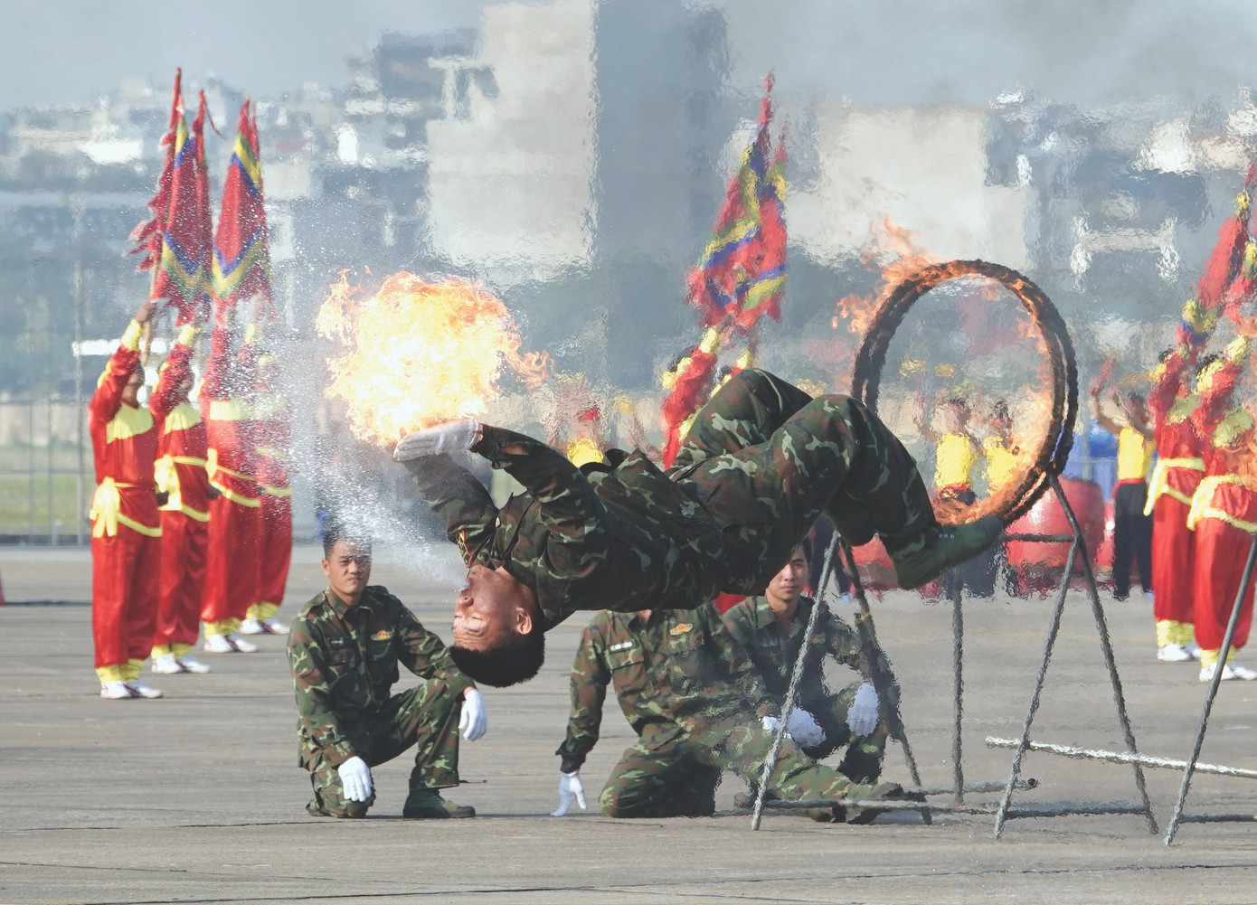 Biểu diễn phun lửa đẹp mắt.