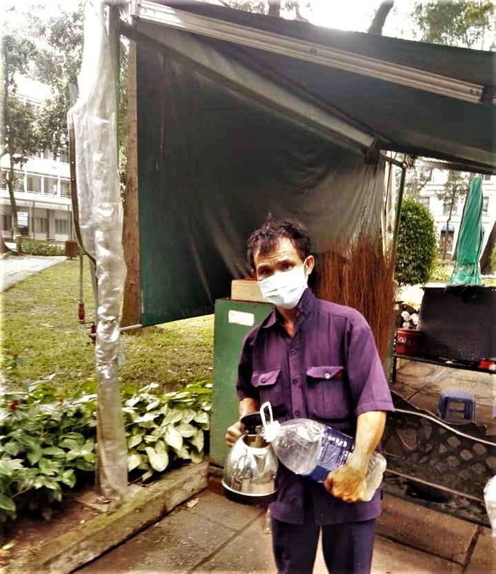 Thực hiện phương châm “3 tại chỗ”, hơn một tháng anh Nghĩa sống trong công viên 30/4 để làm việc