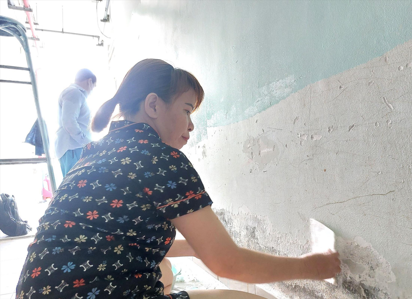 Chị Lê Thị Xuân dọn dẹp nơi ở để chuẩn bị đón Tết nơi thuê trọ