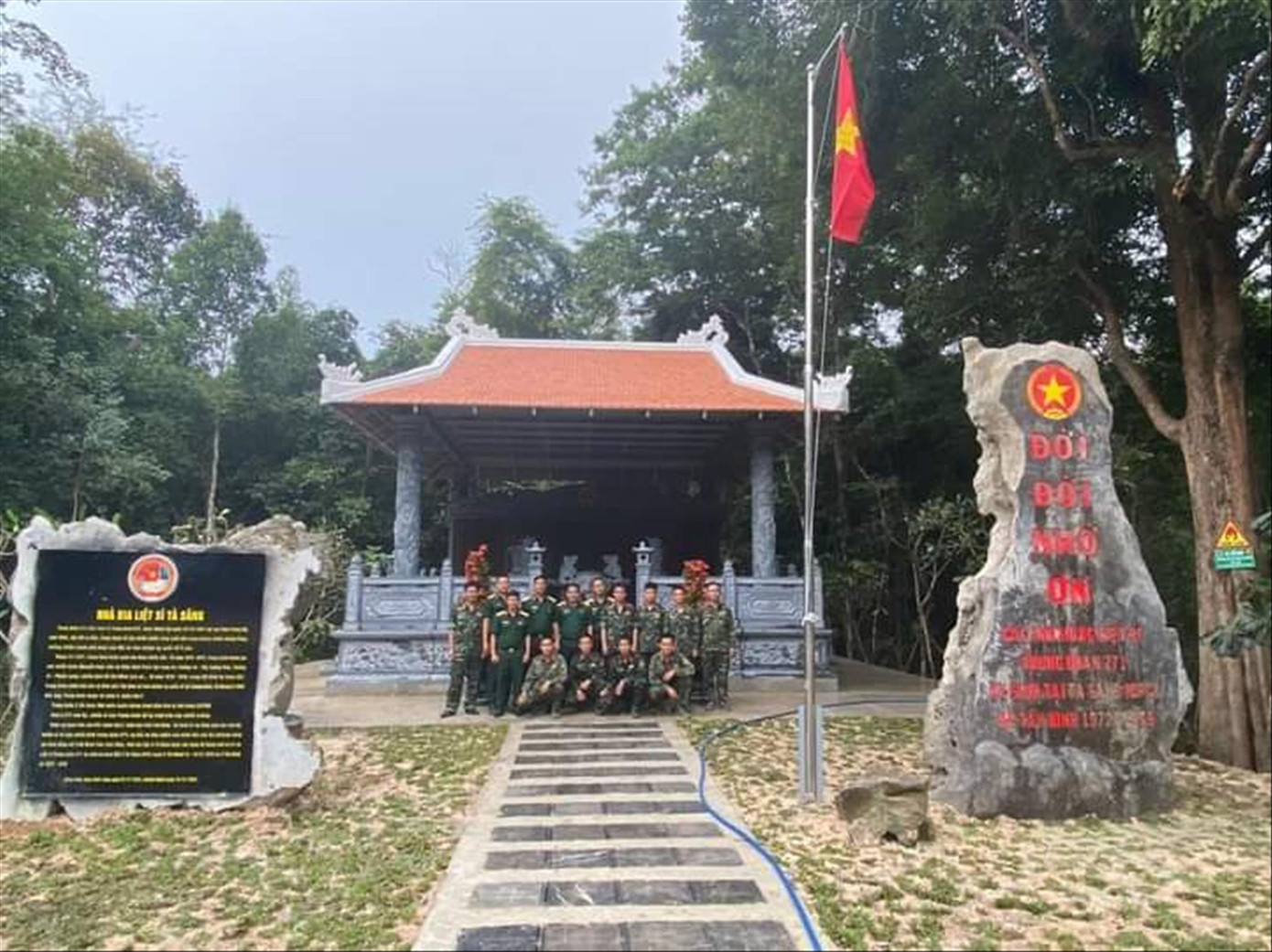 Ông Trần Ánh Yên cùng đồng đội chụp lưu niệm tại Bia tưởng niệm liệt sĩ Trung đoàn 271 thuộc vùng biên giới huyện Trảng Bàng, tỉnh Tây Ninh Ông Trần Ánh Yên cùng đồng đội chụp lưu niệm tại Bia tưởng niệm liệt sĩ Trung đoàn 271 thuộc vùng biên giới huyện Trảng Bàng, tỉnh Tây Ninh