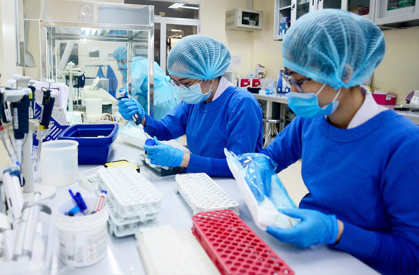 Những trường hợp F1 dương tính đang được giải mã gien tìm biến chủng