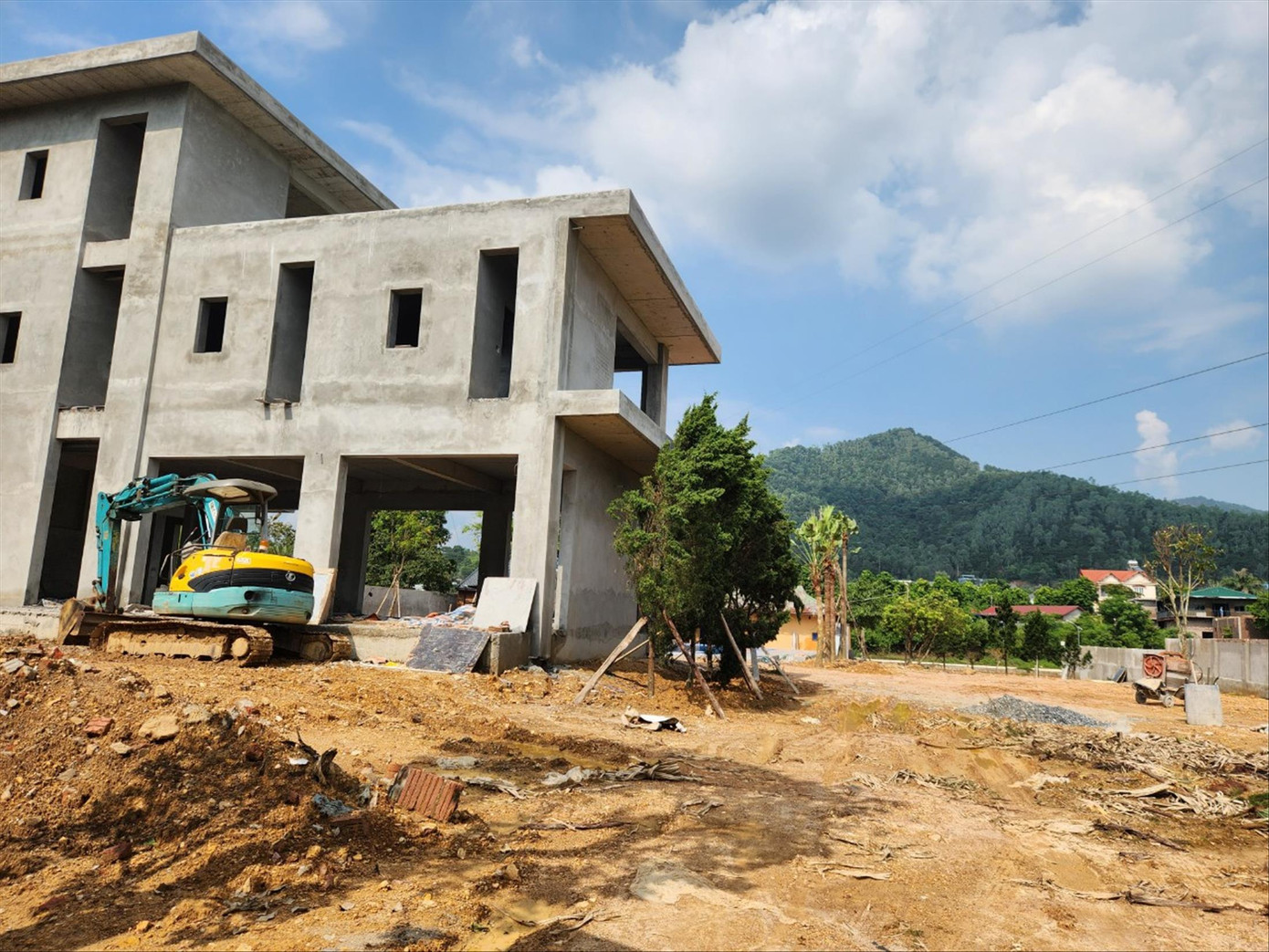 Vi phạm tràn lan quanh hồ Đồng Đò, xã Minh Trí, huyện Sóc Sơn (Hà Nội)