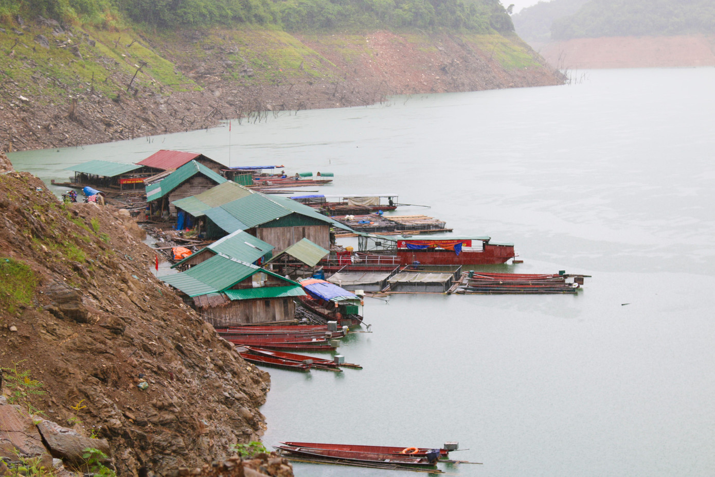 Những hộ dân ở bến thượng lưu lòng hồ thủy điện Bản Vẽ