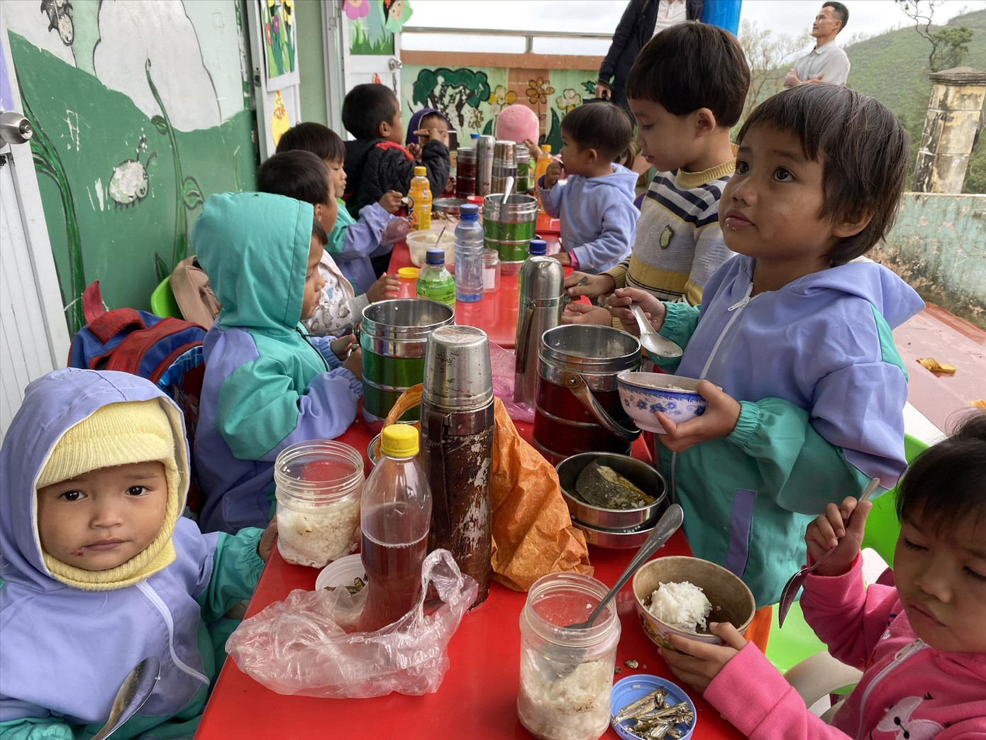 Học sinh mầm non ở điểm trường tổ 8, thôn Quế ăn trưa Học sinh mầm non ở điểm trường tổ 8, thôn Quế ăn trưa