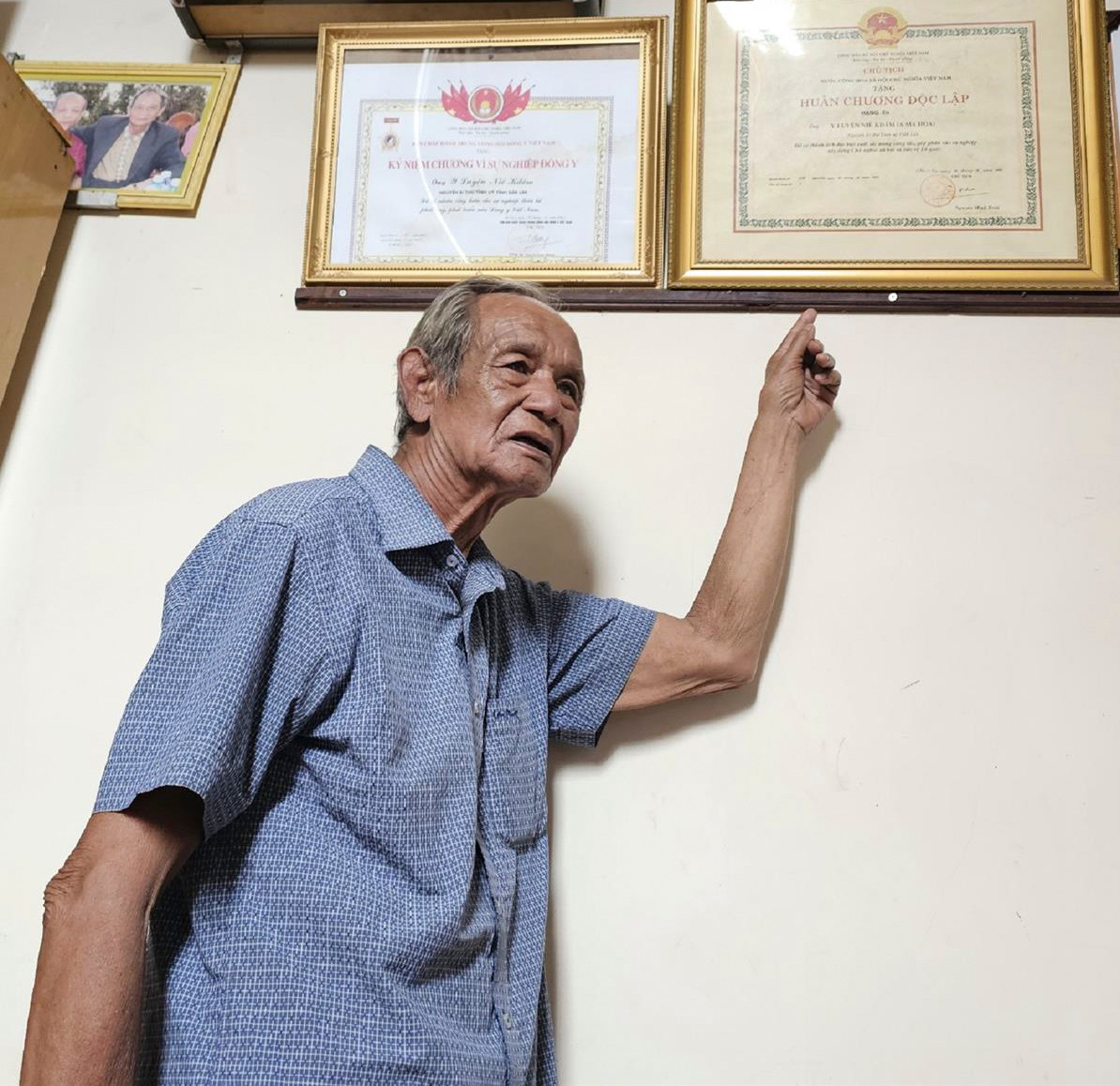 Những thành tích mà già Y Luyện đạt được trong quá trình công tác