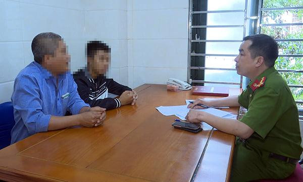 Công an làm việc với nạn nhân Công an làm việc với nạn nhân