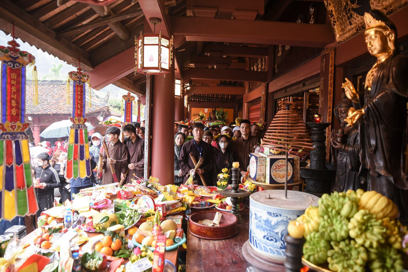 Người dân không nên đặt nặng cầu cúng khi đến các lễ hội xuân.