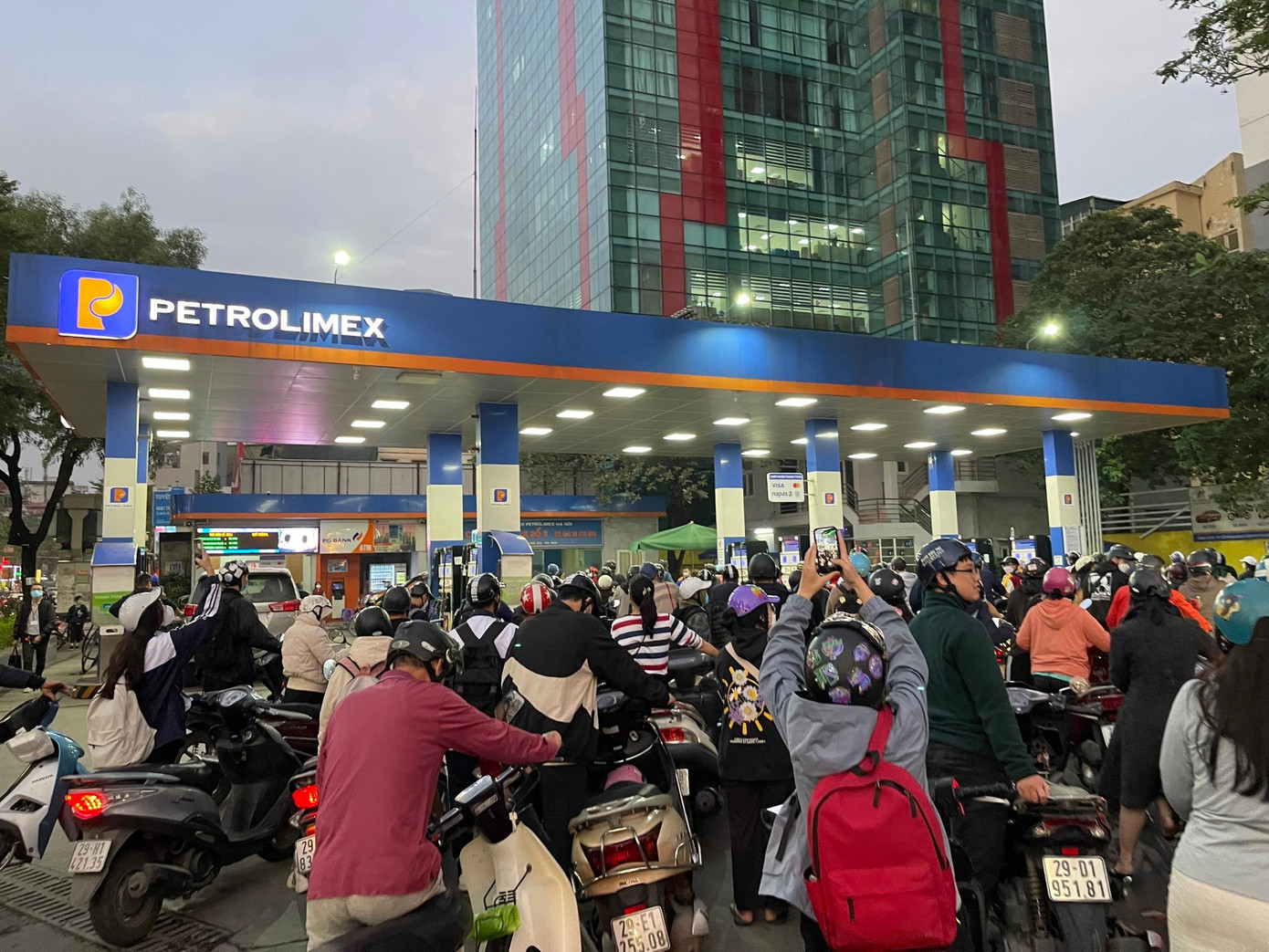 Người dân xếp hàng dài chờ mua xăng tại cây xăng Petrolimex 185 Nguyễn Lương Bằng-Hà Nội chiều 21/10. Ảnh: Như Ý Người dân xếp hàng dài chờ mua xăng tại cây xăng Petrolimex 185 Nguyễn Lương Bằng-Hà Nội chiều 21/10. Ảnh: Như Ý