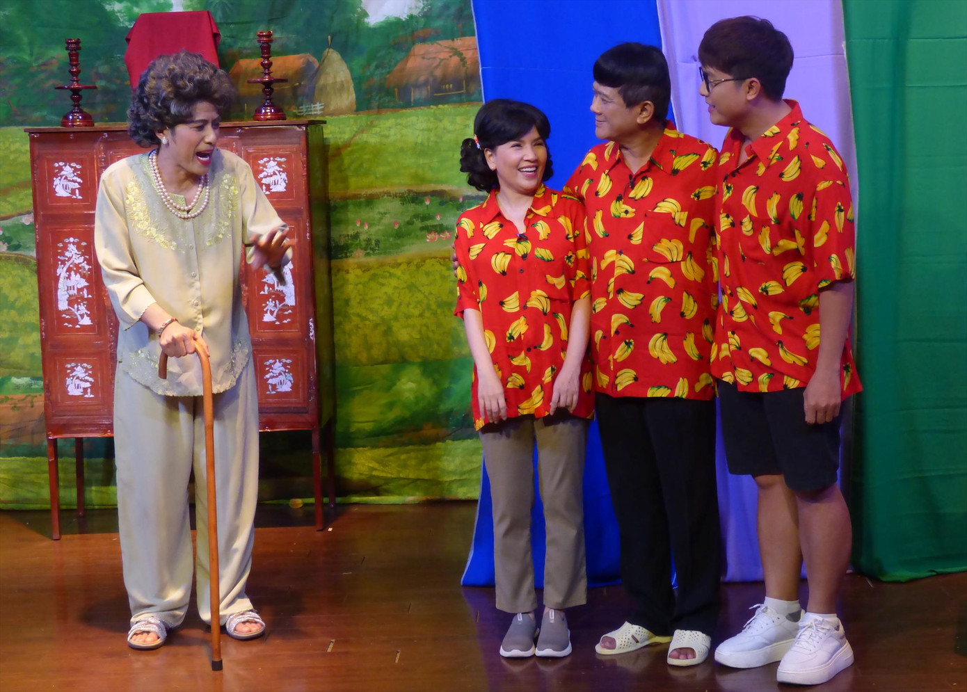 Các diễn viên Hoà Hiệp, Bảo Trí, Ngọc Trinh , Quang Thảo trong vở “Bất ngờ chưa bà già”- Sân khấu Idecaf