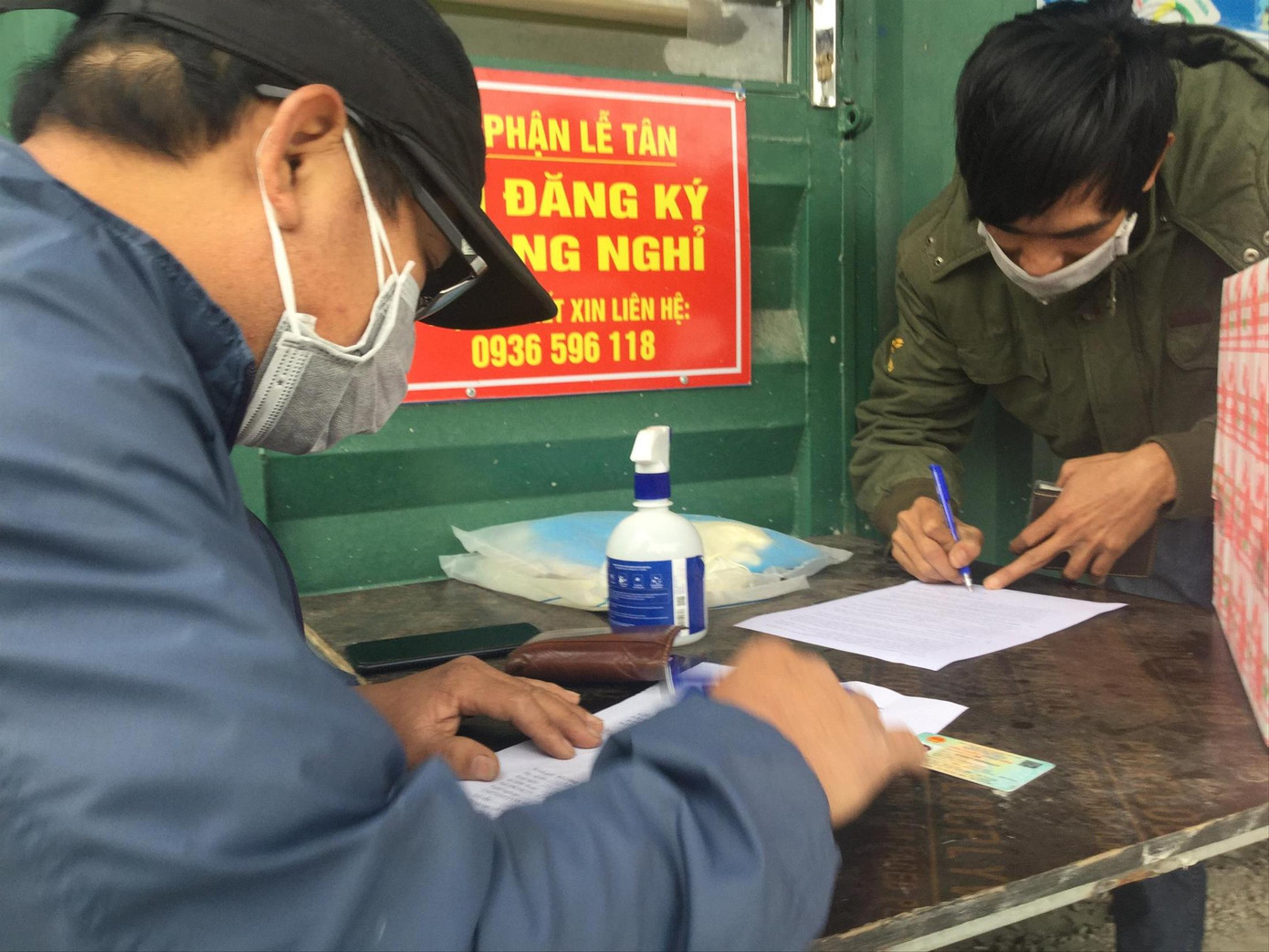 Lái xe đường dài sau khi đến cửa khẩu Lạng Sơn làm thủ tục tạm trú Lái xe đường dài sau khi đến cửa khẩu Lạng Sơn làm thủ tục tạm trú