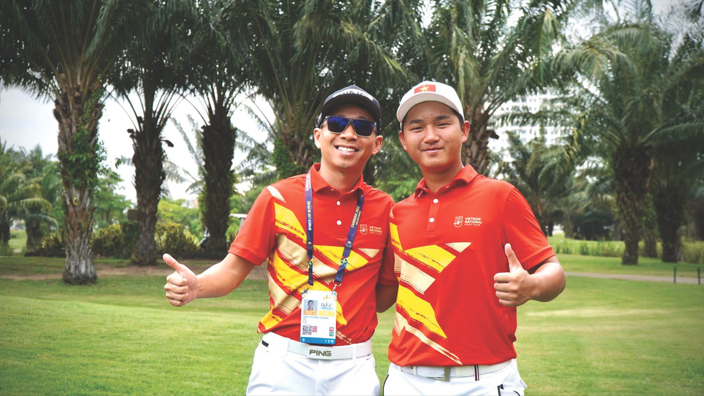 Ông Bạch Cường Khang và VĐV Nguyễn Anh Minh tại SEA Games 32