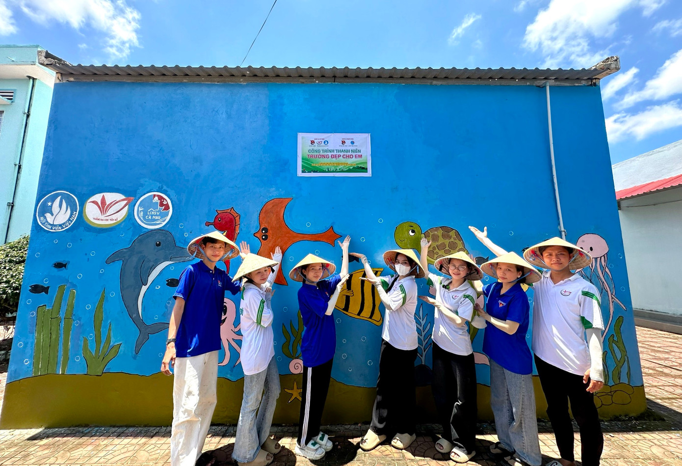 Bức tranh có chủ đề “em yêu biển xanh” do các bạn sinh viên tự tay vẽ