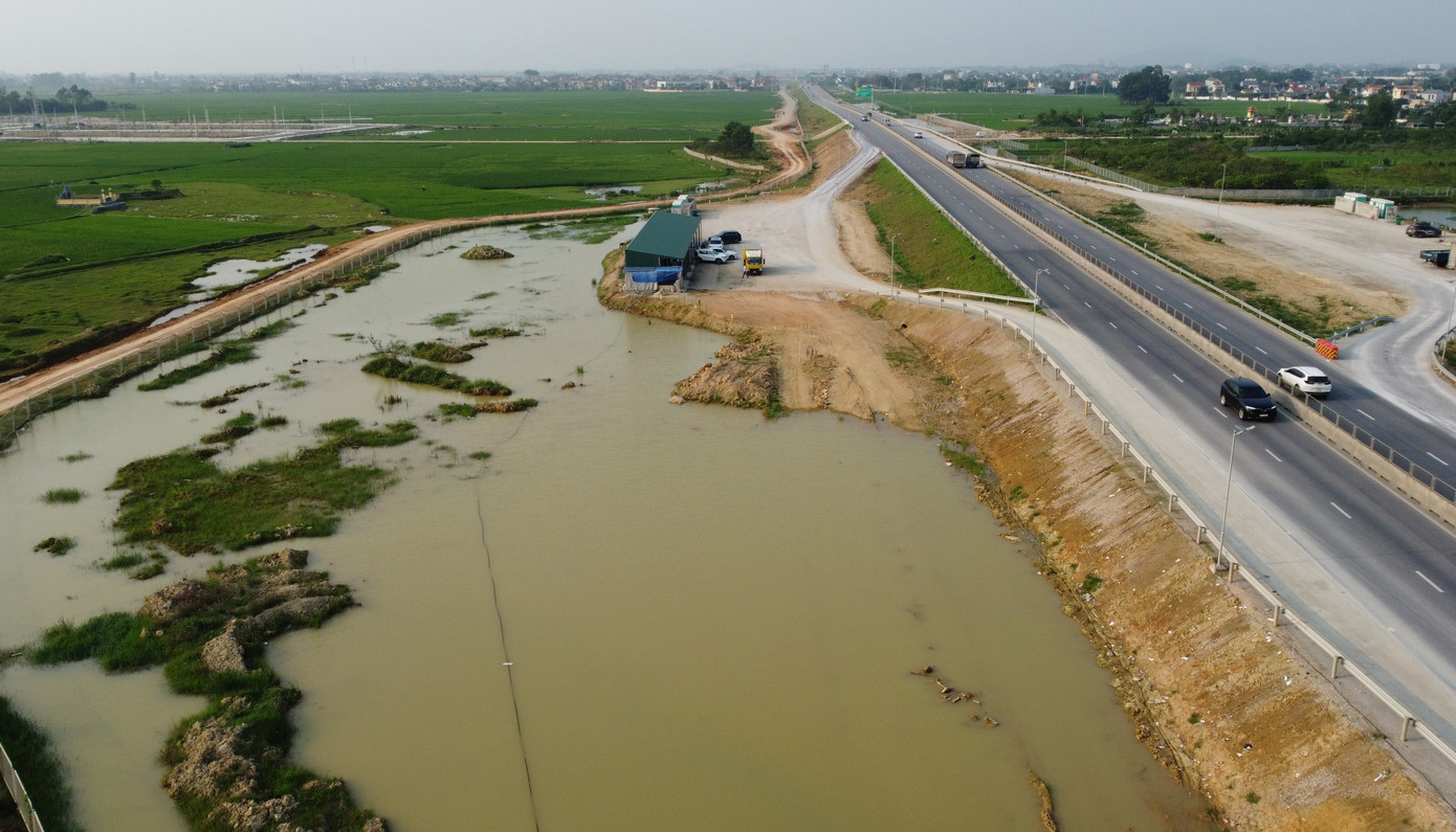 Cao tốc Mai Sơn-QL 45 mới chỉ có trạm dừng xe tạm bợ. Ảnh: Anh Trọng. Cao tốc Mai Sơn-QL 45 mới chỉ có trạm dừng xe tạm bợ. Ảnh: Anh Trọng.
