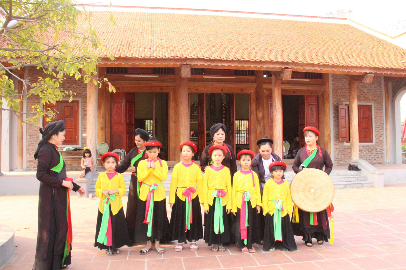 Việc trả lương hằng tháng giúp nhiều nghệ nhân quan họ ở Bắc Ninh có thêm động lực dạy hát quan họ cho lớp trẻ