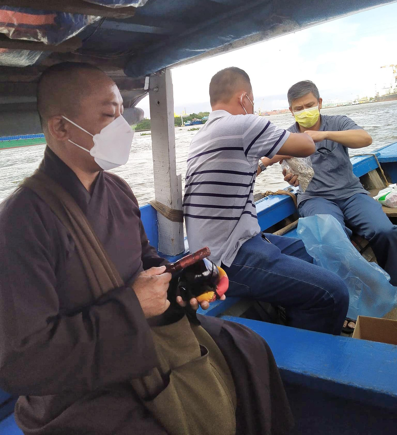 Thuyền đi rải cốt trên sông Ảnh: Trần Nguyễn Anh Thuyền đi rải cốt trên sông Ảnh: Trần Nguyễn Anh