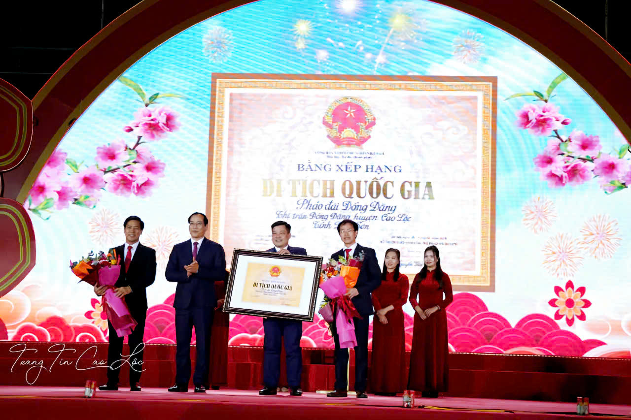 Nghi lễ trao Bằng di tích cấp quốc gia pháo đài Đồng Đăng cho lãnh đạo địa phương. Nghi lễ trao Bằng di tích cấp quốc gia pháo đài Đồng Đăng cho lãnh đạo địa phương.