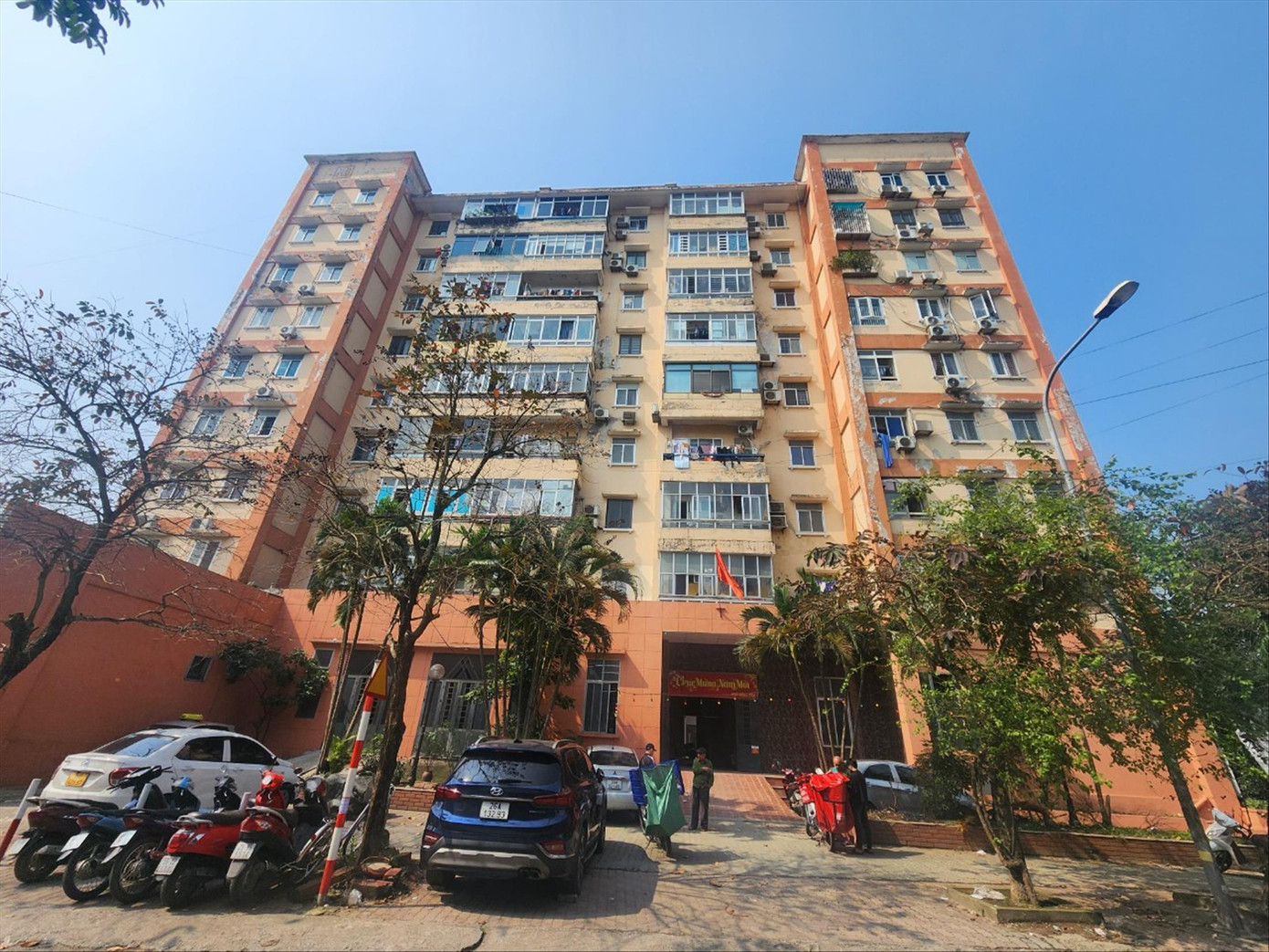 Một tòa nhà tái định cư tại Khu tái định cư Đồng Tàu, quận Hoàng Mai có dấu hiệu xuống cấp