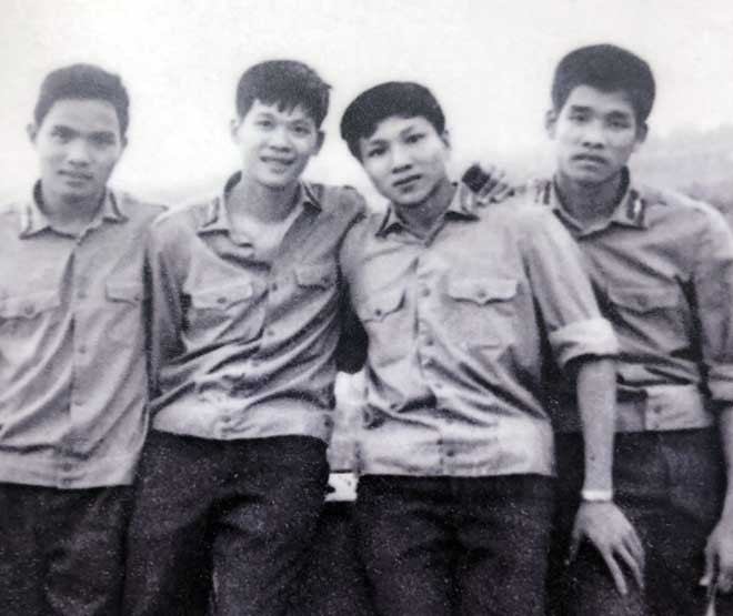 Lê Kiên Thành (thứ 2, trái sang) và 3 đồng đội đã hy sinh (Chuyện trong phần Tự sự)