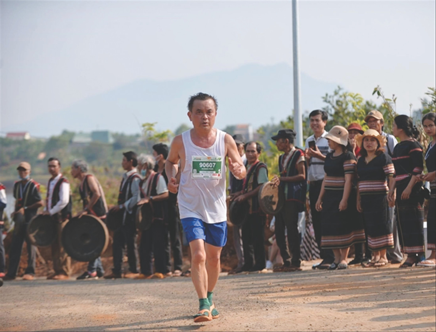 Ông Nguyễn Văn Phúc hoàn thành quãng đường 42,195 km tại Tiền Phong Marathon 2021
