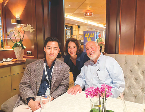 Đào Mạnh Trí cùng vợ chồng nhà kinh tế nhận giải Nobel, cựu Phó Chủ tịch Ngân hàng Thế giới Joseph Stiglitz tại Diễn đàn châu Âu Alpbach (EFA) Đào Mạnh Trí cùng vợ chồng nhà kinh tế nhận giải Nobel, cựu Phó Chủ tịch Ngân hàng Thế giới Joseph Stiglitz tại Diễn đàn châu Âu Alpbach (EFA)