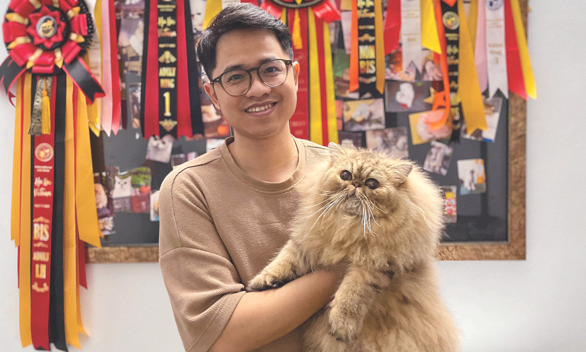 Nguyễn Hoàng Bách và chú mèo Neymar vừa đoạt giải cao nhất cuộc thi Mèo đẹp quốc tế 2022